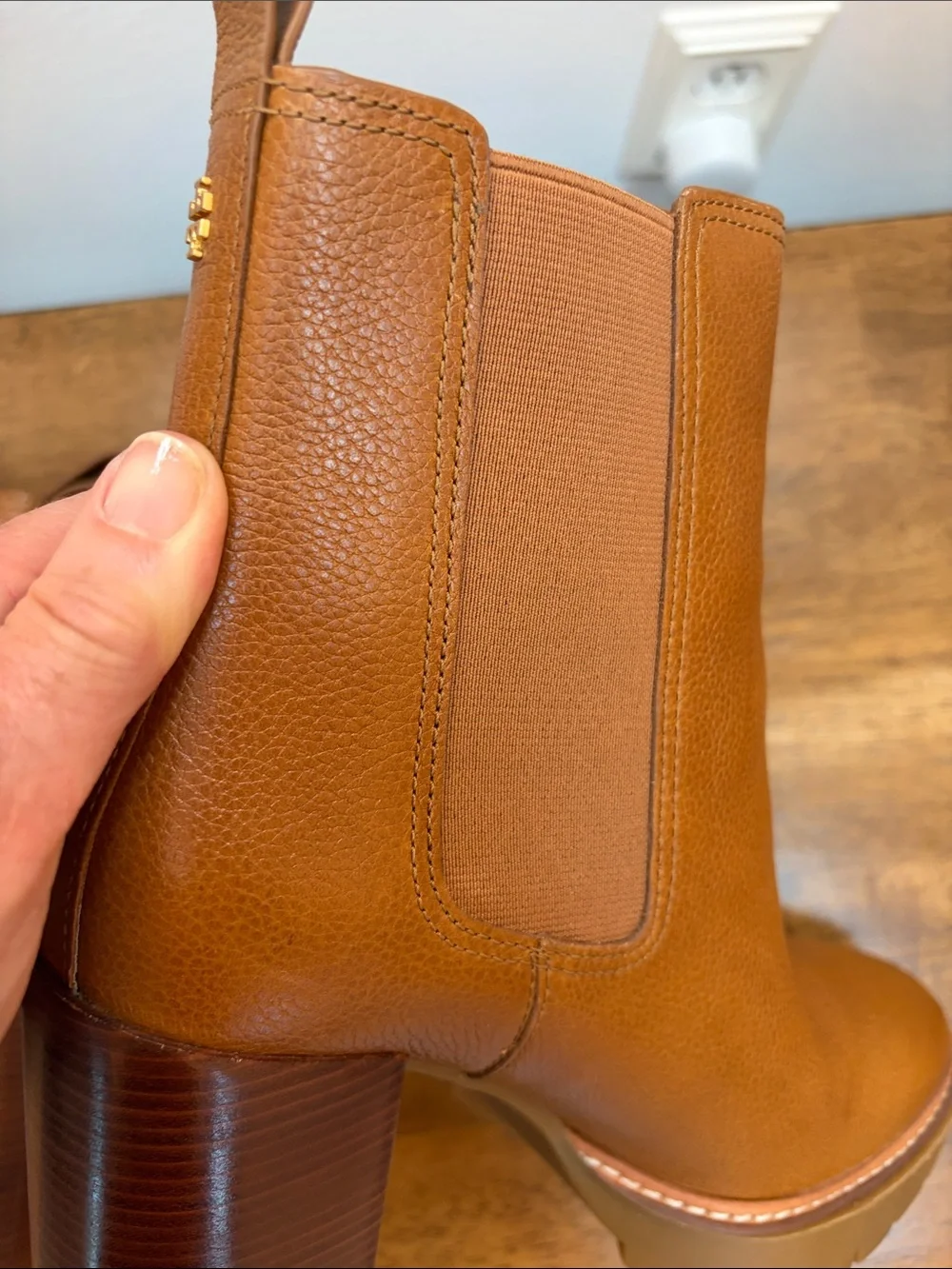 Tory Burch Carson Lug Boot in Toasted Carmel. sz 9.